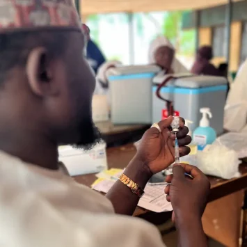Un miembro del personal médico prepara una vacuna durante una campaña de inmunización apoyada por MSF en el estado de Kebbi, tras el brote de meningitis que comenzó en marzo.
