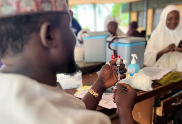 Un miembro del personal médico prepara una vacuna durante una campaña de inmunización apoyada por MSF en el estado de Kebbi, tras el brote de meningitis que comenzó en marzo.