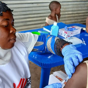 Un niño recibe la vacuna contra el sarampión en el campo de refugiados de Musenyi, Burundi.