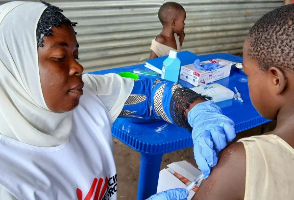 Un niño recibe la vacuna contra el sarampión en el campo de refugiados de Musenyi, Burundi.