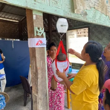 Clínica móvil de MSF en el campo de Bhone Oh, Mandalay, Myanmar.