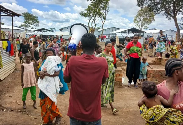 Con un megáfono en la mano, un activista comunitario de MSF recorre el campo de Musenyi para animar a los padres a vacunar a sus hijos contra el sarampión.