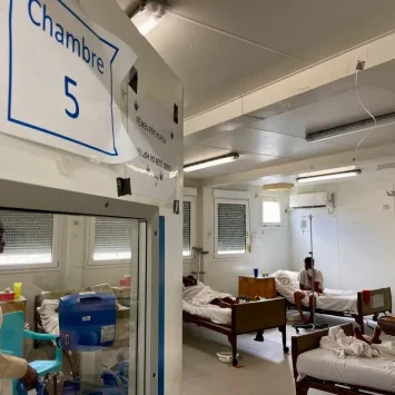 Una sala llena de pacientes con traumatismos en el hospital de MSF Tabarre, Haití.