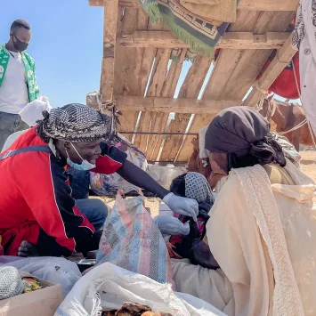 Un miembro de un equipo móvil de vacunación administra la vacuna contra la difteria a un niño durante un día de mercado en Mantcharné, Chad, noviembre de 2024.