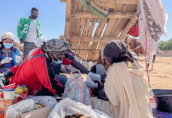 Un miembro de un equipo móvil de vacunación administra la vacuna contra la difteria a un niño durante un día de mercado en Mantcharné, Chad, noviembre de 2024.