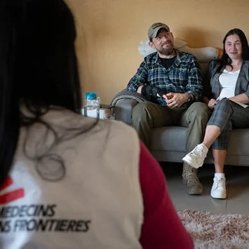 En 2023, MSF comenzó a brindar servicios psicoterapéuticos especializados a personas que experimentan síntomas de trastorno de estrés postraumático (TEPT) relacionados con la guerra en Vinnytsia.