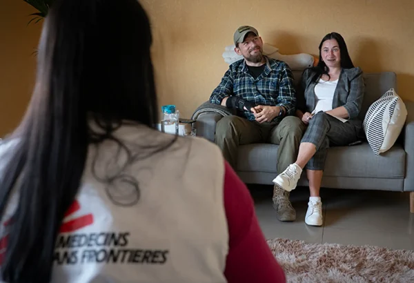 En 2023, MSF comenzó a brindar servicios psicoterapéuticos especializados a personas que experimentan síntomas de trastorno de estrés postraumático (TEPT) relacionados con la guerra en Vinnytsia.