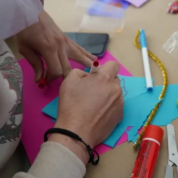 Sobreviviente de violencia extrema elabora artesanías como parte de su recuperación en el Centro de Atención Integral (CAI) de MSF.