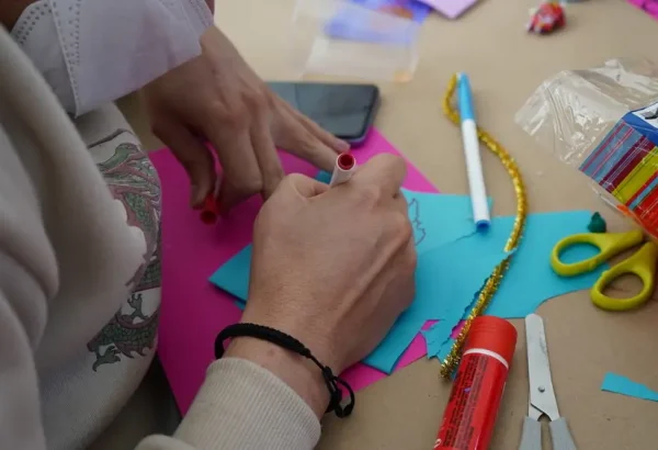 Sobreviviente de violencia extrema elabora artesanías como parte de su recuperación en el Centro de Atención Integral (CAI) de MSF.