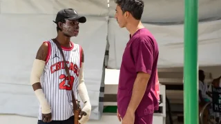 Stanley Léveillé conversa con Marco Ellena, responsable de actividades médicas de MSF en la unidad de quemados del hospital de MSF en Tabarre. Ingresó en septiembre de 2024 tras ser víctima de la explosión de un camión cisterna y sufrir quemaduras graves.