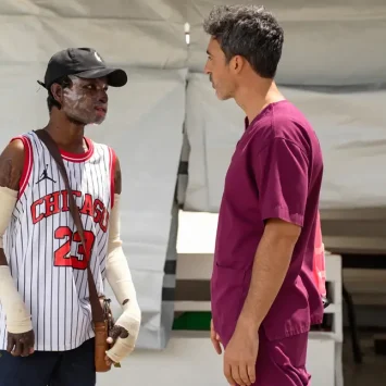 Stanley Léveillé conversa con Marco Ellena, responsable de actividades médicas de MSF en la unidad de quemados del hospital de MSF en Tabarre. Ingresó en septiembre de 2024 tras ser víctima de la explosión de un camión cisterna y sufrir quemaduras graves.