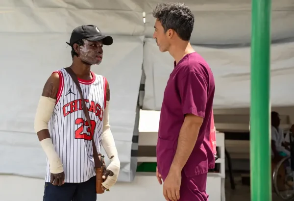Stanley Léveillé conversa con Marco Ellena, responsable de actividades médicas de MSF en la unidad de quemados del hospital de MSF en Tabarre. Ingresó en septiembre de 2024 tras ser víctima de la explosión de un camión cisterna y sufrir quemaduras graves.