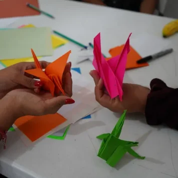 Una sobreviviente de violencia elabora artesanías como parte de su recuperación en el Centro de Atención Integral (CAI) de MSF.