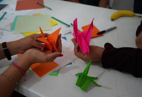 Una sobreviviente de violencia elabora artesanías como parte de su recuperación en el Centro de Atención Integral (CAI) de MSF.