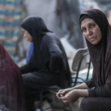 Hanan cocina a fuego vivo, la única forma de alimentar a su familia. Un vistazo a una vida cotidiana marcada por el agotamiento y la perseverancia. Gaza,2025
