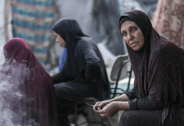 Hanan cocina a fuego vivo, la única forma de alimentar a su familia. Un vistazo a una vida cotidiana marcada por el agotamiento y la perseverancia. Gaza,2025