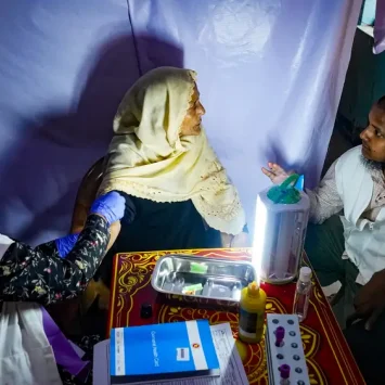 Una enfermera de MSF recolecta muestras para análisis de carga viral como parte de una campaña a gran escala de "prueba y tratamiento" lanzada por MSF en los campos rohinya.