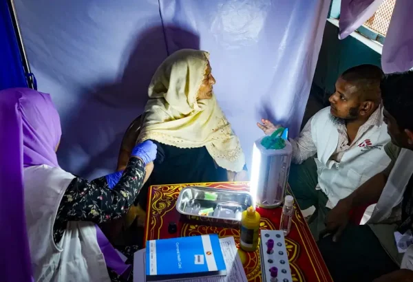 Una enfermera de MSF recolecta muestras para análisis de carga viral como parte de una campaña a gran escala de "prueba y tratamiento" lanzada por MSF en los campos rohinya.