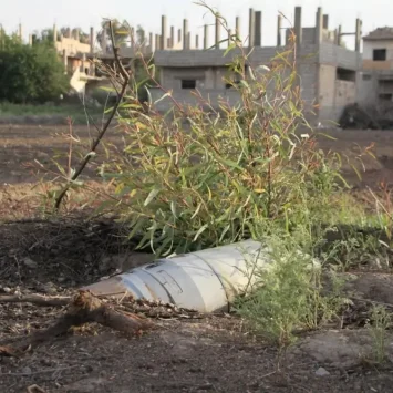 En Deir ez-Zor, las calles y los campos están contaminados con restos explosivos de guerra. Siria, mayo de 2025.