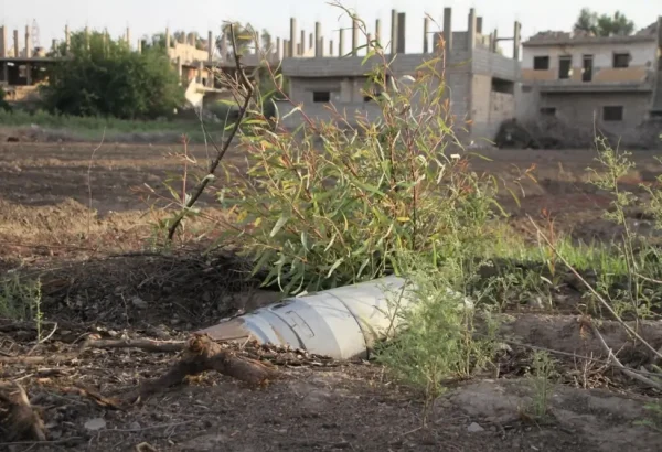 En Deir ez-Zor, las calles y los campos están contaminados con restos explosivos de guerra. Siria, mayo de 2025.