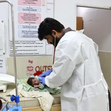 Un médico de MSF examina a un niño en el ala pediátrica del hospital de Dera Murad Jamali, en Baluchistán, Pakistán.