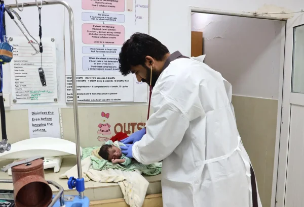 Un médico de MSF examina a un niño en el ala pediátrica del hospital de Dera Murad Jamali, en Baluchistán, Pakistán.