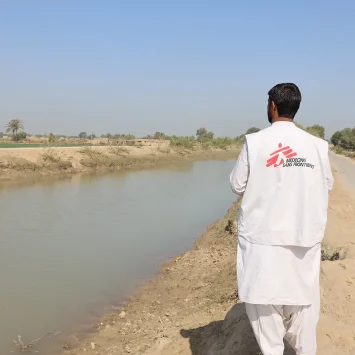 Personal de MSF observa el canal Bari Shakh, en la aldea de Raees Golam Mustafa Golla, en Dera Murad Jamali, a casi 40 kilómetros del centro de MSF en Dera Murad Jamali.