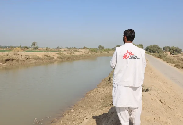 Personal de MSF observa el canal Bari Shakh, en la aldea de Raees Golam Mustafa Golla, en Dera Murad Jamali, a casi 40 kilómetros del centro de MSF en Dera Murad Jamali.