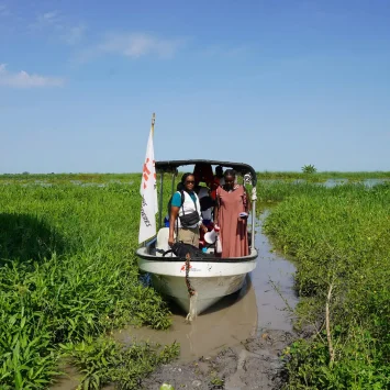 Un equipo de extensión de MSF llega en barco a una aldea remota en el condado de Ulang, Sudán del Sur, en octubre de 2024. © Nasir Ghafoor/MSF