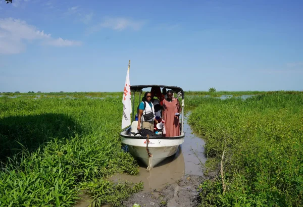 Un equipo de extensión de MSF llega en barco a una aldea remota en el condado de Ulang, Sudán del Sur, en octubre de 2024. © Nasir Ghafoor/MSF