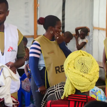 En el departamento de triaje, los trabajadores comunitarios de MSF imparten sesiones de sensibilización para las mujeres que acuden a consultas en el centro de salud Mungunga 3. MSF trabaja allí para atender a víctimas de violencia sexual. RDC 2025.