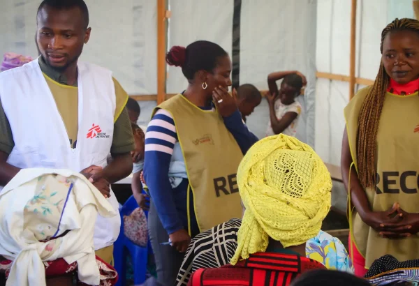 En el departamento de triaje, los trabajadores comunitarios de MSF imparten sesiones de sensibilización para las mujeres que acuden a consultas en el centro de salud Mungunga 3. MSF trabaja allí para atender a víctimas de violencia sexual. RDC 2025.