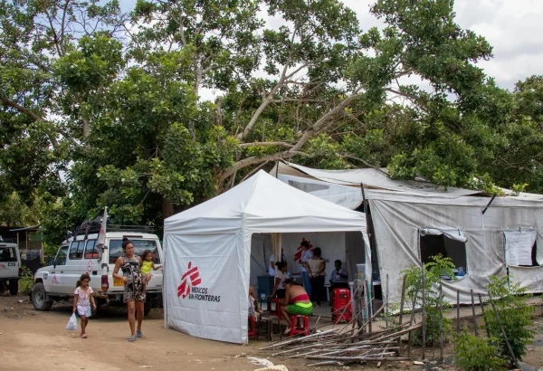 MSF lleva clínicas móviles a comunidades rurales afectadas por el conflicto armado en los municipios de Arauca, Tame, Arauquita y Puerto Rondón, así como a asentamientos informales en la capital de Arauca, donde viven migrantes venezolanos, colombianos que regresan de Venezuela y personas desplazadas forzosamente.