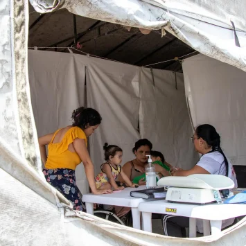 Mariocy (en el centro de la foto), venezolana de 39 años, asistió a consulta con su hija y sus dos nietos. Recibió atención en salud física para sus dos nietos y en salud mental para ella y su hija.