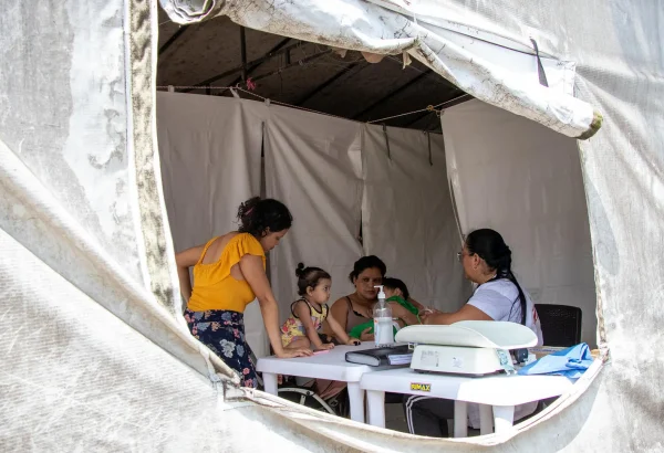 Mariocy (en el centro de la foto), venezolana de 39 años, asistió a consulta con su hija y sus dos nietos. Recibió atención en salud física para sus dos nietos y en salud mental para ella y su hija.