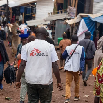 Personal de MSF llega a Lomera, Kivu Sur, para participar en actividades comunitarias de concienciación sobre el actual brote de cólera.