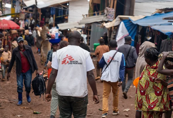 Personal de MSF llega a Lomera, Kivu Sur, para participar en actividades comunitarias de concienciación sobre el actual brote de cólera.