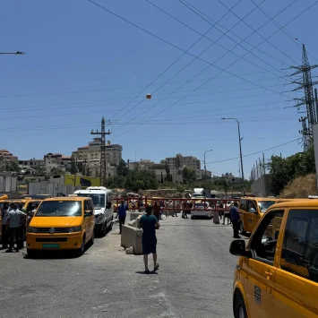 Automóviles palestinos permanecieron atascados en la puerta israelí que bloqueaba la entrada principal de Hebrón, a la espera de su reapertura. Cisjordania, Palestina, junio de 2025.