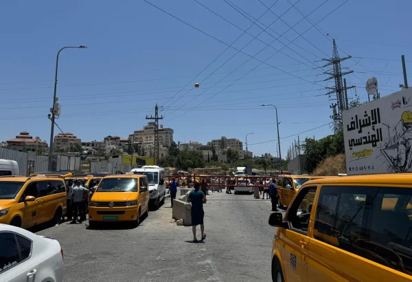 Automóviles palestinos permanecieron atascados en la puerta israelí que bloqueaba la entrada principal de Hebrón, a la espera de su reapertura. Cisjordania, Palestina, junio de 2025.