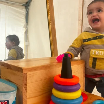 Actividades de rehabilitación pediátrica en Haydan, Yemen. El personal de MSF proporciona fisioterapia a bebés con desnutrición en el hospital de Haydan, en el norte de Yemen.