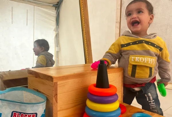 Actividades de rehabilitación pediátrica en Haydan, Yemen. El personal de MSF proporciona fisioterapia a bebés con desnutrición en el hospital de Haydan, en el norte de Yemen.