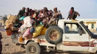 Los refugiados sudaneses cruzaron la frontera hacia Chad al amanecer. Tras registrarse, se dirigirán al campamento de tránsito de Tine, a una milla de la frontera, o al norte, al campamento de Oure Cassoni.