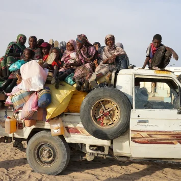 Los refugiados sudaneses cruzaron la frontera hacia Chad al amanecer. Tras registrarse, se dirigirán al campamento de tránsito de Tine, a una milla de la frontera, o al norte, al campamento de Oure Cassoni.