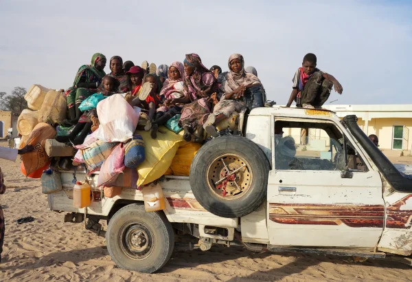 Los refugiados sudaneses cruzaron la frontera hacia Chad al amanecer. Tras registrarse, se dirigirán al campamento de tránsito de Tine, a una milla de la frontera, o al norte, al campamento de Oure Cassoni.
