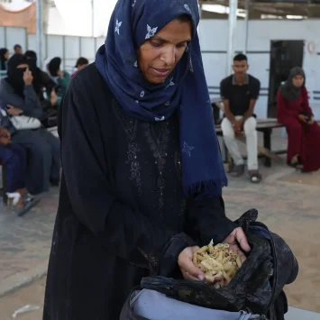 Samah Hamdan, madre desplazada que recibe tratamiento en el Centro de Salud de Población de Mawasi. Gaza.