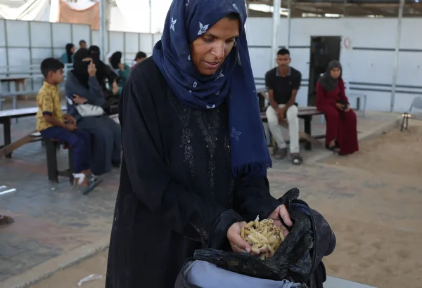 Samah Hamdan, madre desplazada que recibe tratamiento en el Centro de Salud de Población de Mawasi. Gaza.
