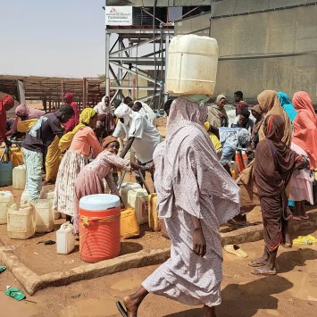 En el campo de tránsito de Adré, los sistemas de agua construidos por MSF produjeron 654 m³ de agua al día solo en mayo. Desde marzo de 2025, uno de los pozos extrae agua mediante una bomba solar y luego la distribuye en cinco puntos.