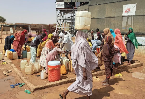 En el campo de tránsito de Adré, los sistemas de agua construidos por MSF produjeron 654 m³ de agua al día solo en mayo. Desde marzo de 2025, uno de los pozos extrae agua mediante una bomba solar y luego la distribuye en cinco puntos.