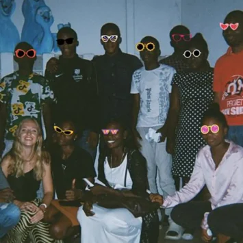 Jóvenes con VIH comparten su vida cotidiana, esperanzas y desafíos, ofreciendo una perspectiva única e íntima sobre una realidad a menudo invisible. República Democrática del Congo.