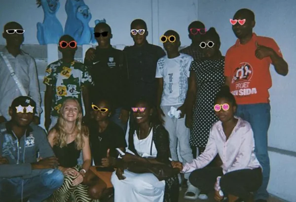 Jóvenes con VIH comparten su vida cotidiana, esperanzas y desafíos, ofreciendo una perspectiva única e íntima sobre una realidad a menudo invisible. República Democrática del Congo.